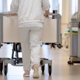 Les maladies ostéoarticulaires, comme l'arthrose, ont été la première cause d'hospitalisation en 2023 (image prétexte). KEYSTONE/DPA/MARIJAN MURAT